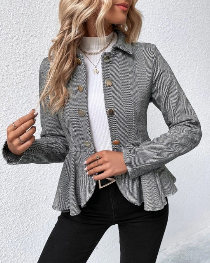 Premièrement : Adoptez un look structuré et raffiné avec ce Manteau blazer slim à rayures et boutons sur le devant avec ourlet à volants femme 