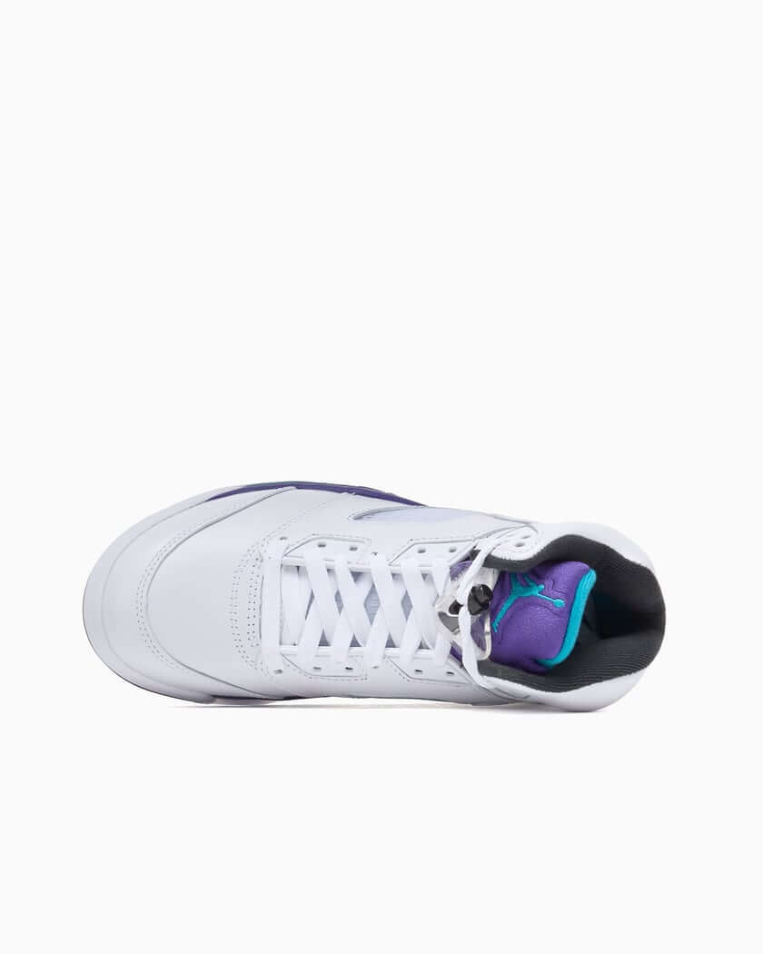 Premièrement, les baskets Air Jordan 5 Femme incarnent un mélange parfait de style audacieux et de performance exceptionnelle.
