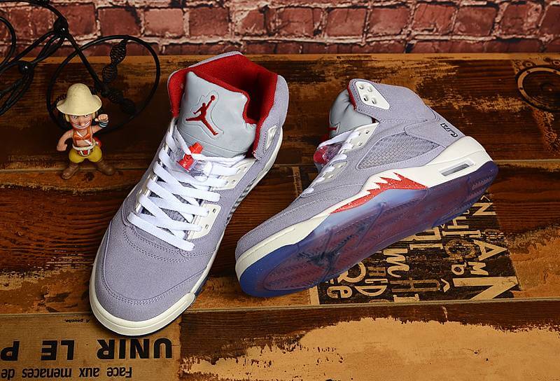 Premièrement, les baskets Air Jordan 5 Femme incarnent un mélange parfait de style audacieux et de performance exceptionnelle.
