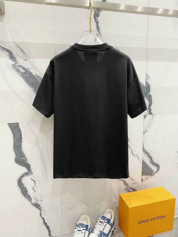 Premièrement : les T-shirts Moschino Femme offrent une élégance et un confort inégalés.