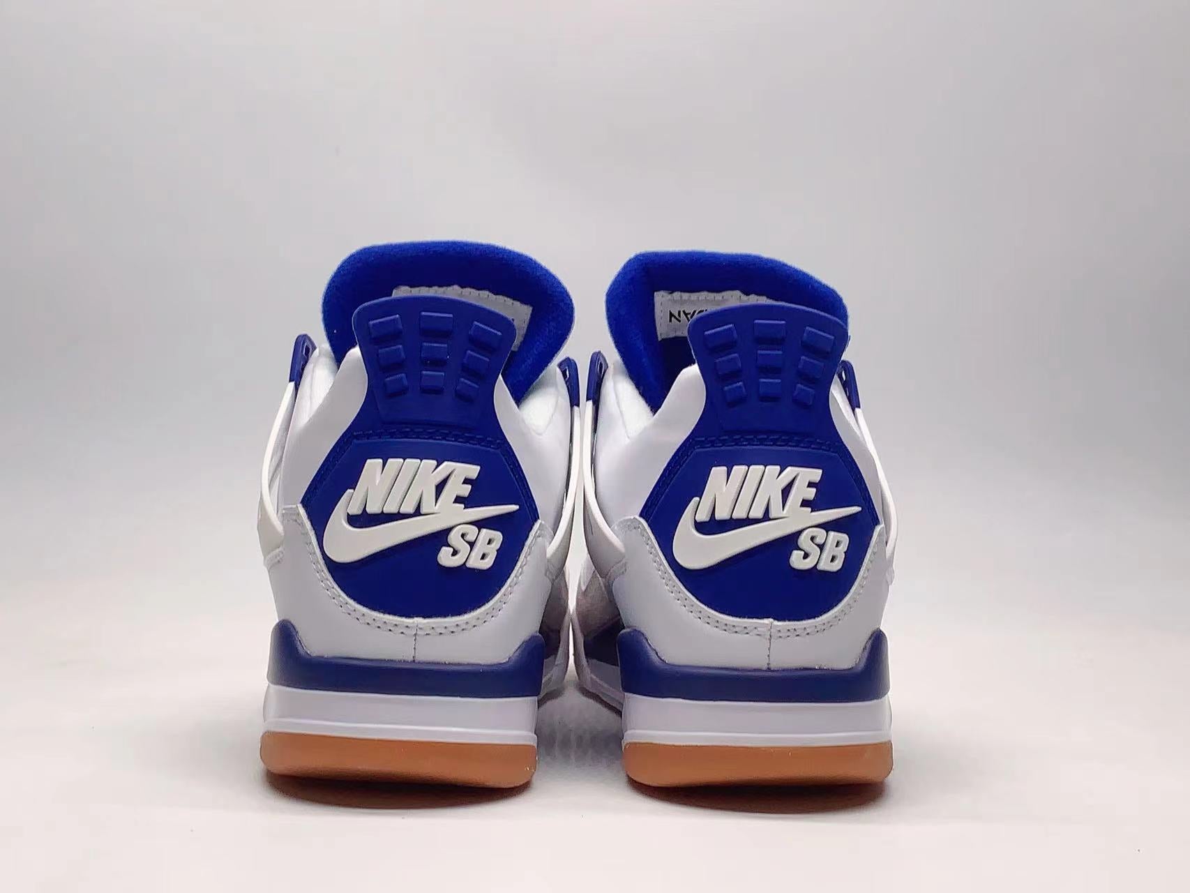 Premièrement : Les baskets Air Jordan 4 Femme se distinguent par leur design iconique et leur capacité à allier style et fonctionnalité.