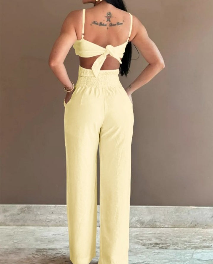 Premièrement : La Combinaison à motif Floral et poche creuse Femme incarne la douceur et le raffinement, parfaite pour un look à la fois décontracté et élégant.