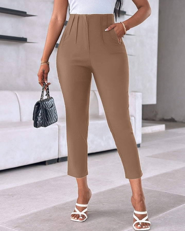 Premièrement : Ce Pantalon de travail court taille haute Femme .