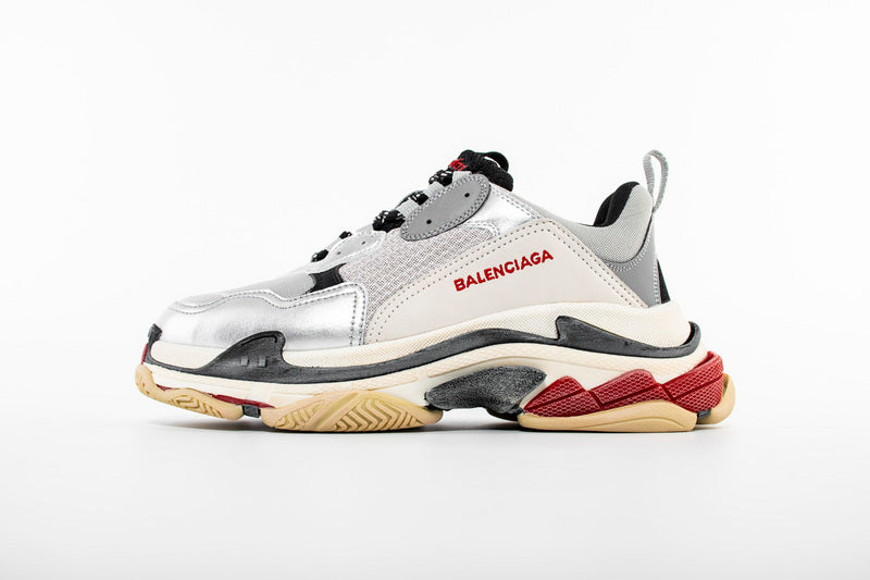 les sneakers Balenciaga Triple S "Beige Green Yellow" Femme sont un témoignage de l'engagement de Balenciaga à combiner style et innovation.