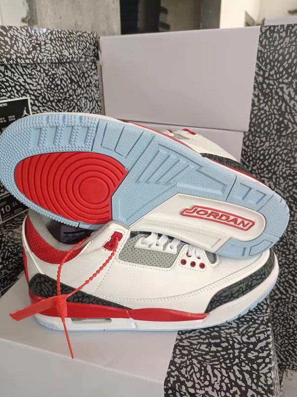 Premièrement, les baskets Air Jordan 3 Femme sont un symbole de style intemporel et de performance de haut niveau.
