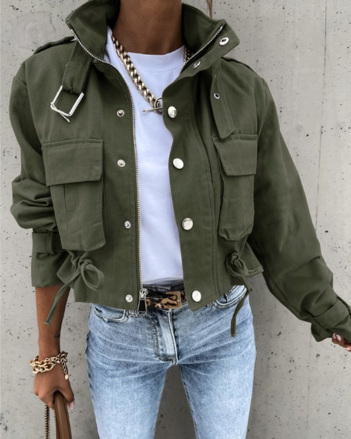 Premièrement : Optez pour un look tendance et pratique avec cette Veste de motard cargo à manches longues et boutons de poche femme. 