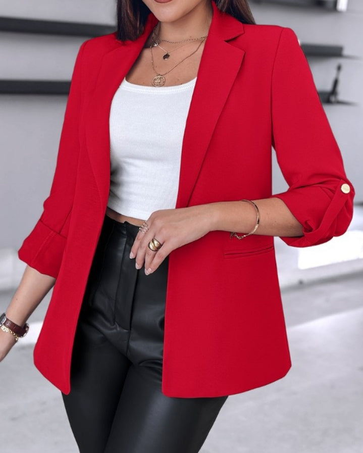Premièrement : Ajoutez une touche de sophistication et de modernité à votre garde-robe avec ce Manteau blazer à col cranté et manches retroussés femme