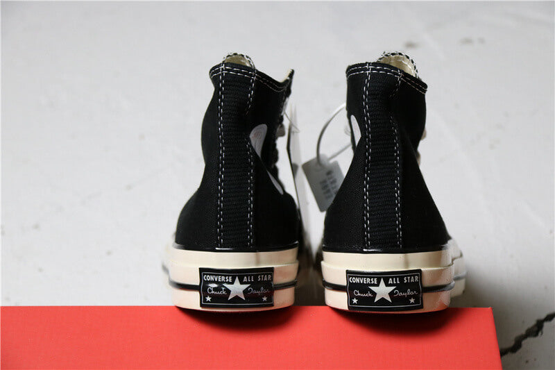 Premièrement : Les baskets Converse Femme se distinguent par leur design iconique et leur esthétique vintage.