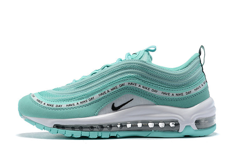Premièrement, les baskets Nike Air Max 97 Femme incarnent un design emblématique et audacieux.

Inspirées des lignes fluides des trains à grande vitesse japonais.