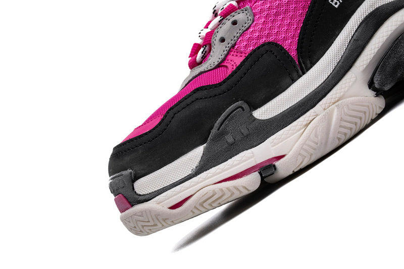 les sneakers Balenciaga Triple S "Beige Green Yellow" Femme sont un témoignage de l'engagement de Balenciaga à combiner style et innovation.