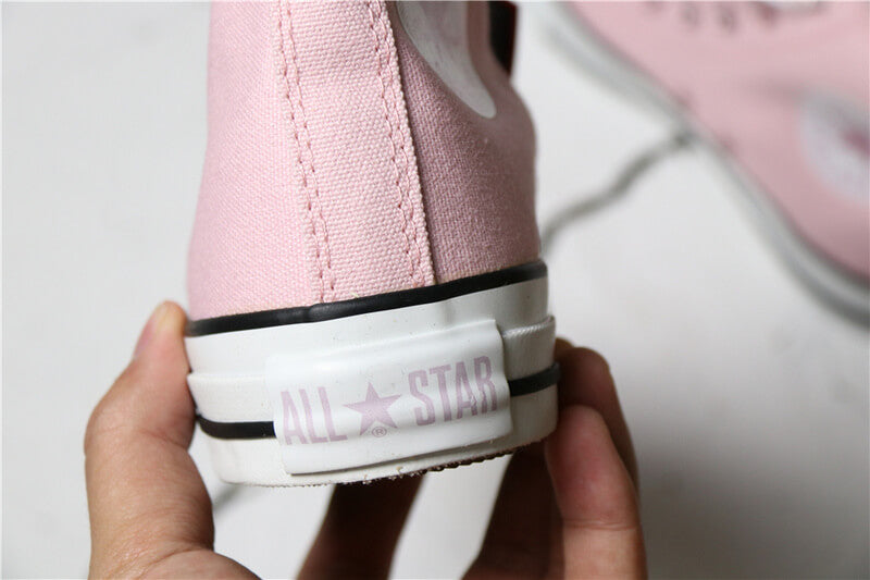 Premièrement : Les baskets Converse Femme se distinguent par leur design iconique et leur esthétique vintage.