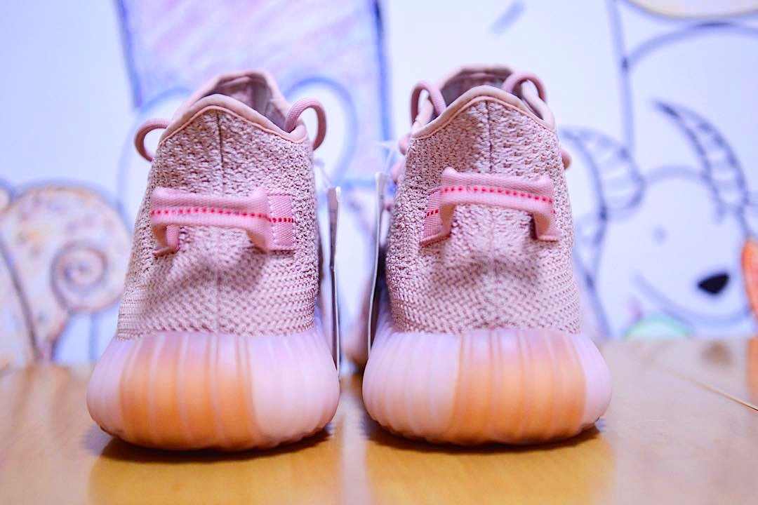 Les baskets Adidas Yeezy 350 Boost Pink Femme, issues de la collaboration entre Adidas et Kanye West, sont emblématiques pour leur design audacieux et leur confort inégalé.