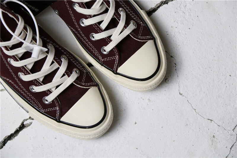 Premièrement : Les baskets Converse Femme se distinguent par leur design iconique et leur esthétique vintage.