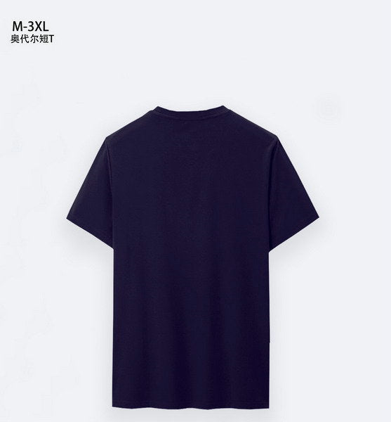 Premièrement : les T-shirts Moschino Femme offrent une élégance et un confort inégalés.