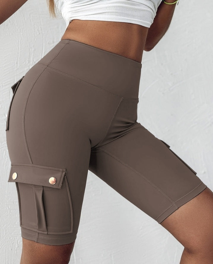 Premièrement : Ce Short de sport pour le contrôle du ventre et le levage des fesses, taille haute , avec poche à rabat , pour entraînement , bermuda cargo , pour la course à pied femme.