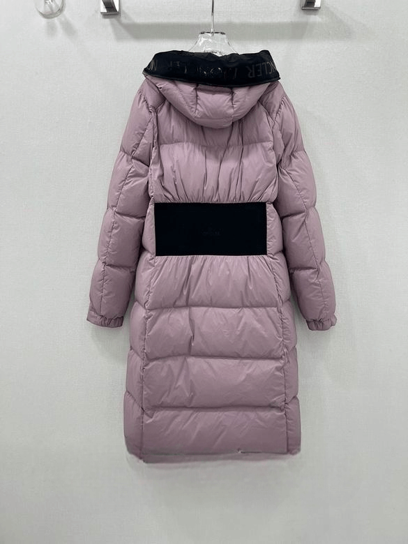 Premièrement : Les doudounes Moncler Femme, ainsi que les manteau Moncler Femme, incarnent un style et un raffinement incomparables.