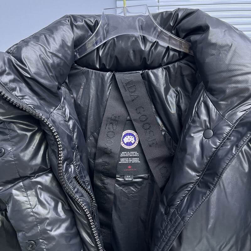 Résultat de l'évolution emblématique de la marque Canada Goose, la doudoune Canada Goose Parka Femme est un témoignage de l'engagement de Canada Goose à combiner style,