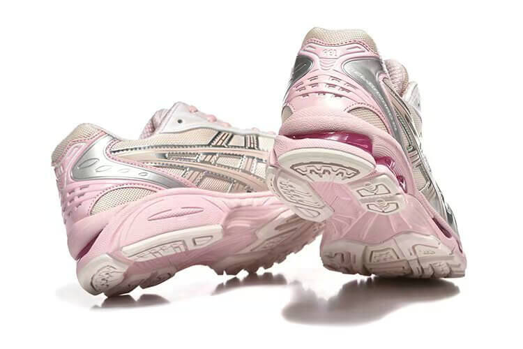 Premièrement :Les baskets Asics GEL-KAYANO offrent une combinaison parfaite de style et de performance. Leur design élégant et leurs technologies de pointe les rendent idéales pour les coureurs et les amateurs de mode.