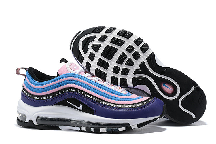 Premièrement, les baskets Nike Air Max 97 Femme incarnent un design emblématique et audacieux.

Inspirées des lignes fluides des trains à grande vitesse japonais.