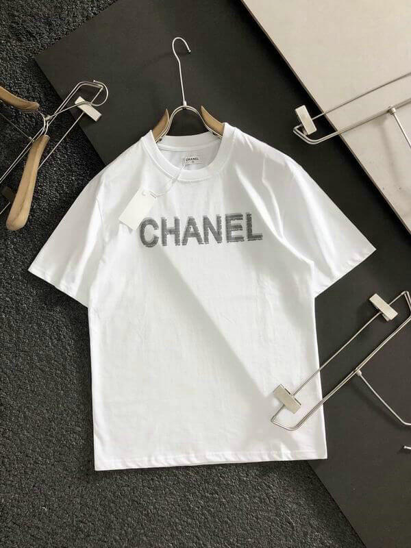Premièrement : les T shirts Chanel Femme offrent une élégance et un confort inégalés.