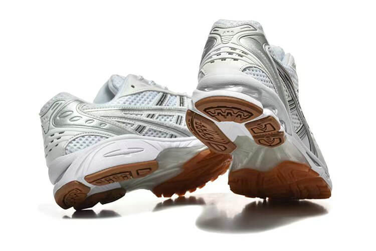 Premièrement :Les baskets Asics GEL-KAYANO offrent une combinaison parfaite de style et de performance.