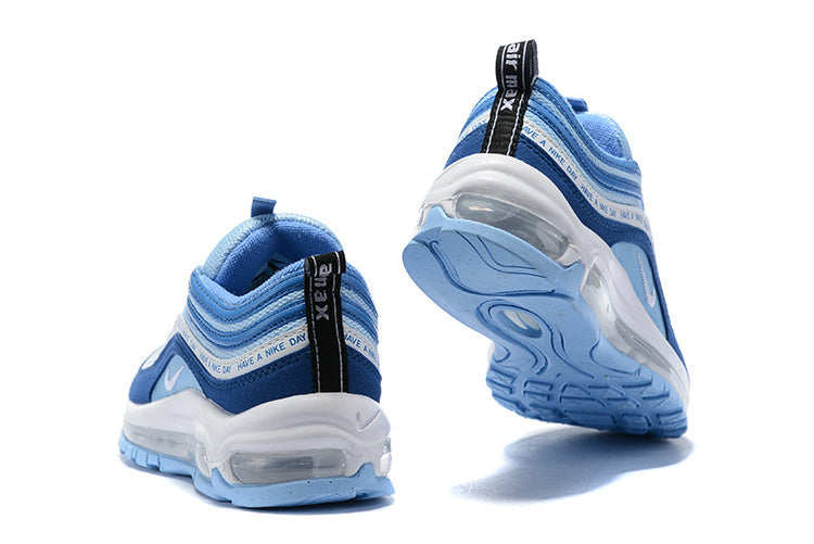 Les baskets Nike Air Max 97 Femme  sont des pièces maîtresses de la mode. Avec un look décontractée style iconique tendance olution emblématique de la ligne Nike, les Nike Air Max 97 sont un témoignage de l'engagement de Nike à combiner style et innovation.