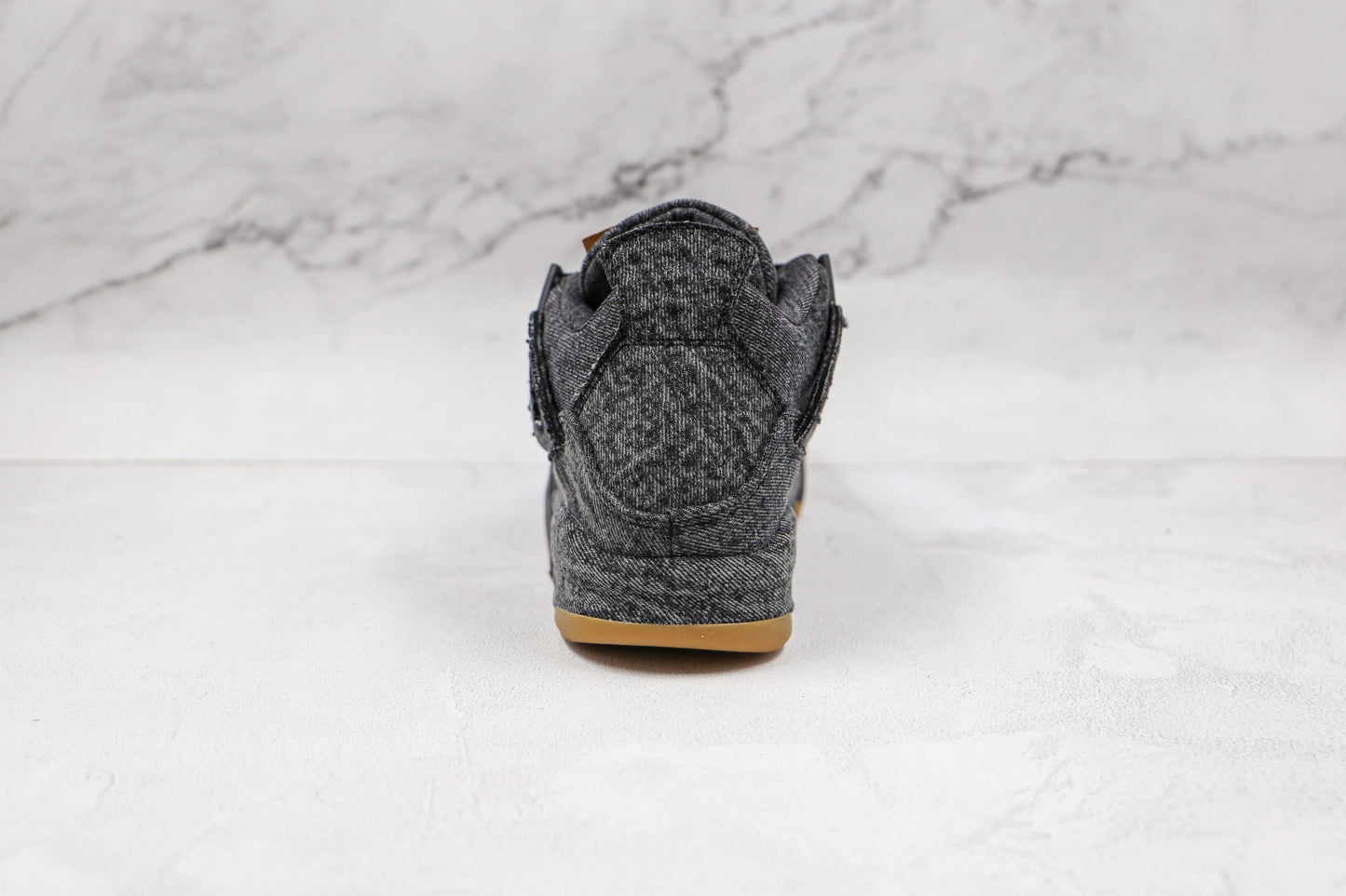 Premièrement : Les baskets Air Jordan 4 Femme se distinguent par leur design iconique et leur capacité à allier style et fonctionnalité.