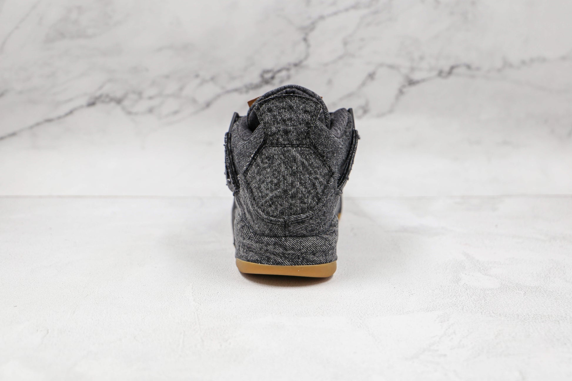 Premièrement : Les baskets Air Jordan 4 Femme se distinguent par leur design iconique et leur capacité à allier style et fonctionnalité.