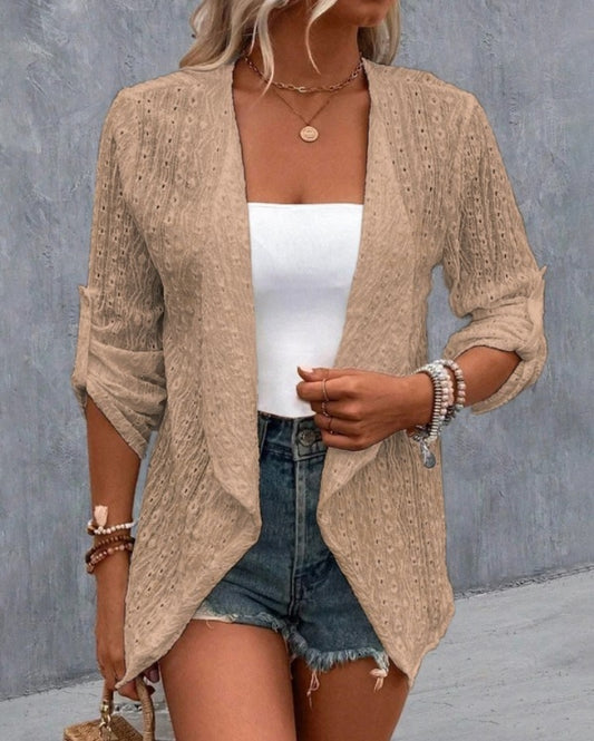 Premièrement : Optez pour un look raffiné et tendance avec ce Manteau blazer ouvert sur le devant à manches retroussés et broderie à oeillets femme