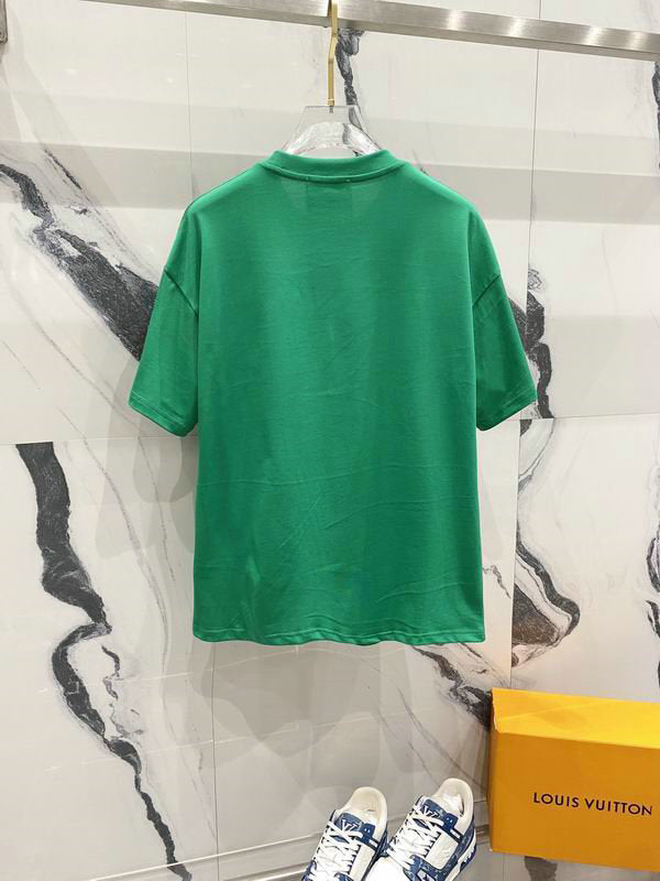 Premièrement : les T-shirts Moschino Femme offrent une élégance et un confort inégalés.