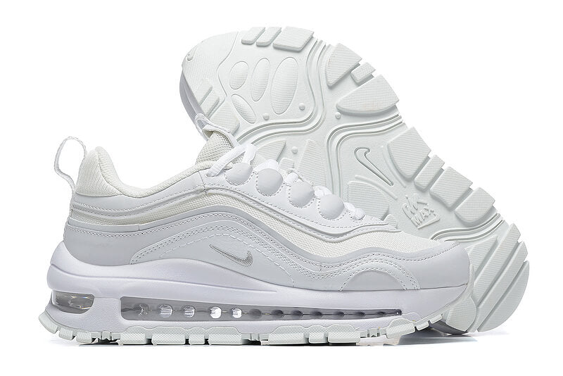 Premièrement, les baskets Nike Air Max 97 Femme incarnent un design emblématique et audacieux.

Inspirées des lignes fluides des trains à grande vitesse japonais.