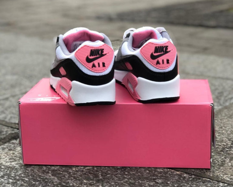 Les baskets Nike Air Max 90 Futura sont des pièces maîtresses de la mode.