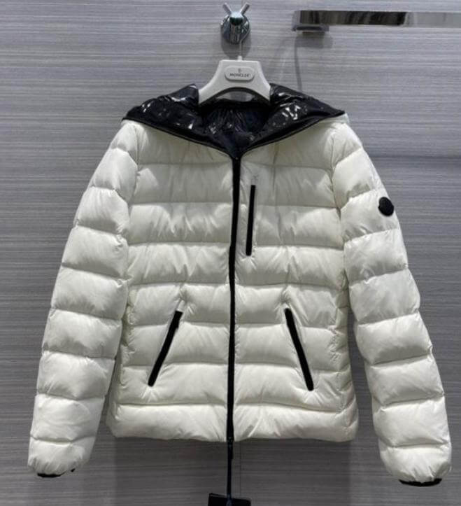 Premièrement : Les doudounes Moncler Femme, ainsi que les manteau Moncler Femme, incarnent un style et un raffinement incomparables.