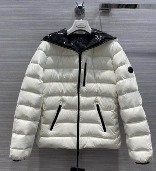 Premièrement : Les doudounes Moncler Femme, ainsi que les manteau Moncler Femme, incarnent un style et un raffinement incomparables.