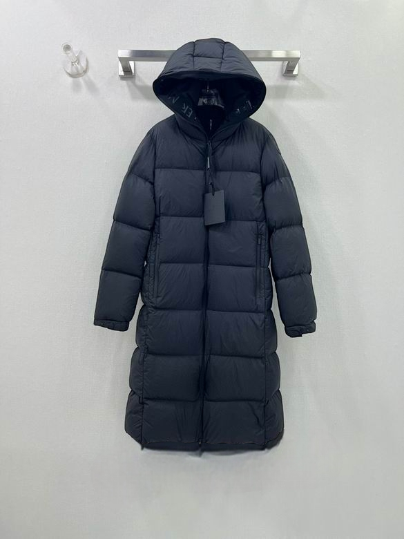 Premièrement : Les doudounes Moncler Femme, ainsi que les manteau Moncler Femme, incarnent un style et un raffinement incomparables.