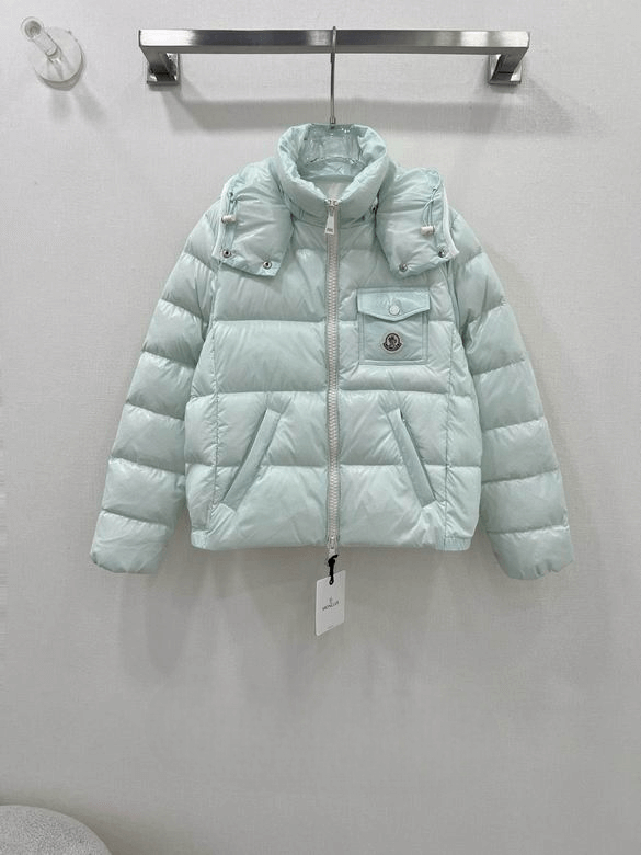 Premièrement : Les doudounes Moncler Femme, ainsi que les manteau Moncler Femme, incarnent un style et un raffinement incomparables.