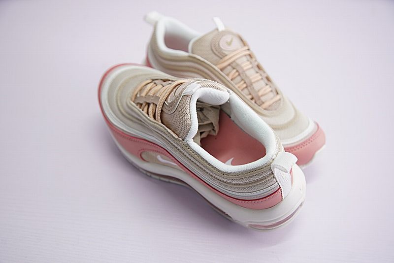 Premièrement, les baskets Nike Air Max 97 Femme incarnent un design emblématique et audacieux.