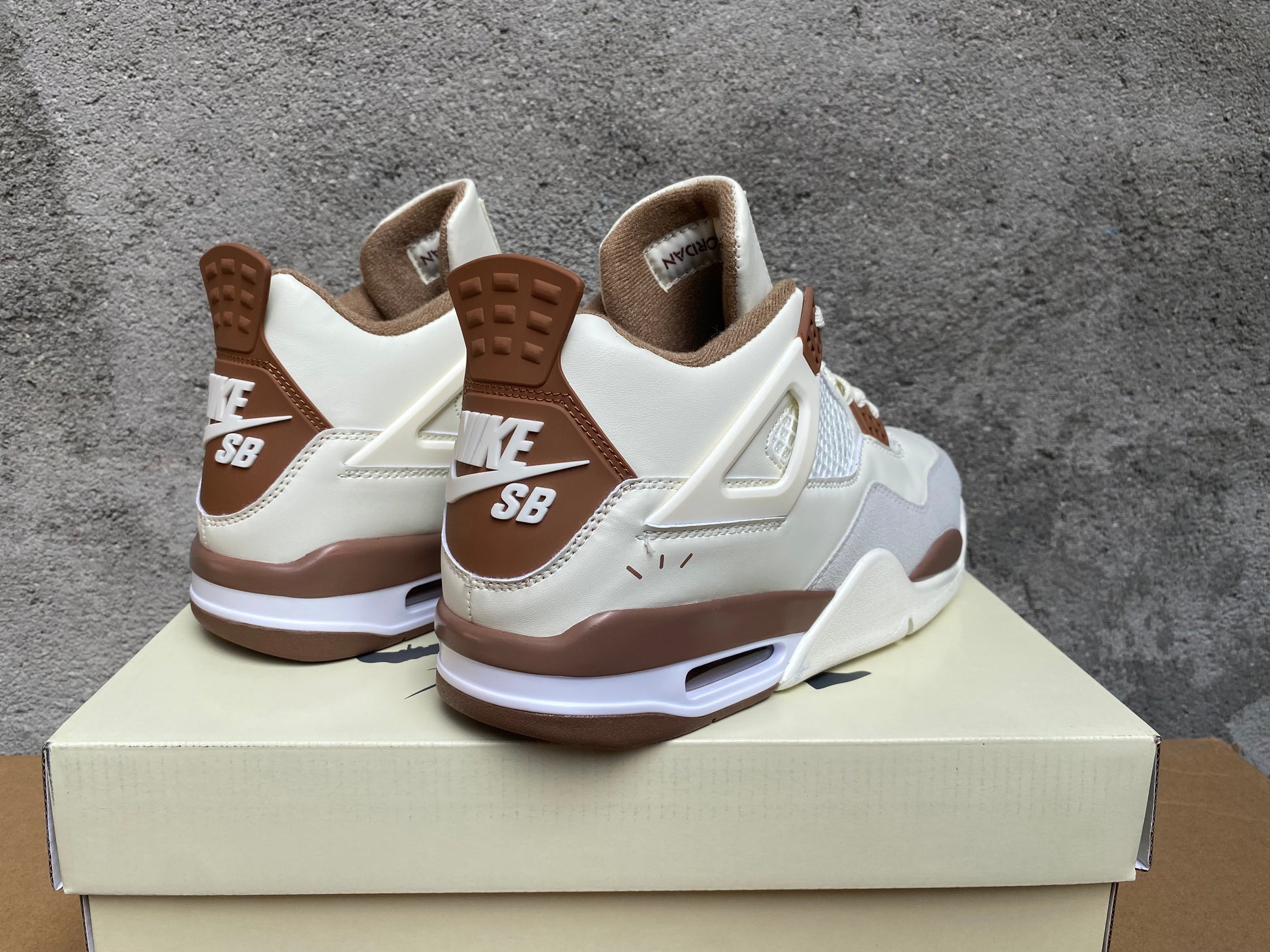 Premièrement : Les baskets Air Jordan 4 Femme se distinguent par leur design iconique et leur capacité à allier style et fonctionnalité
