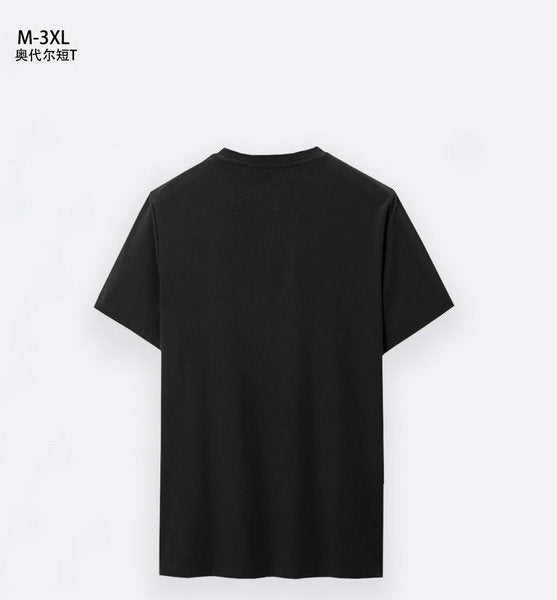 Premièrement : les T-shirts Moschino Femme offrent une élégance et un confort inégalés.