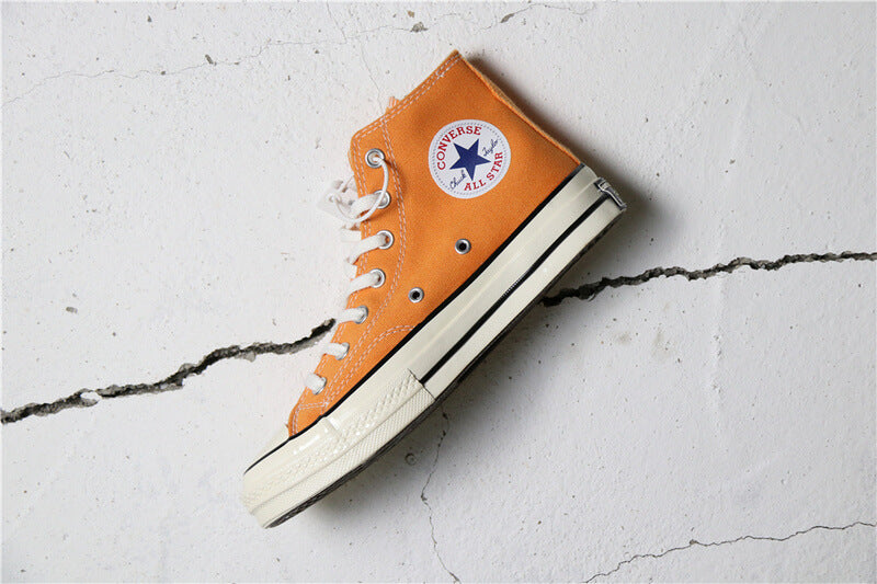 Premièrement : Les baskets Converse Femme se distinguent par leur design iconique et leur esthétique vintage.