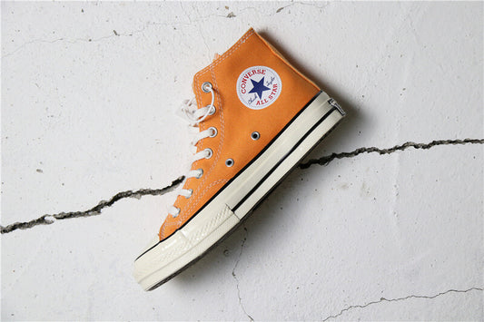 Premièrement : Les baskets Converse Femme se distinguent par leur design iconique et leur esthétique vintage.