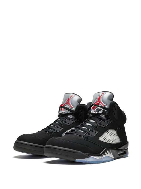 Premièrement, les baskets Air Jordan 5 Femme incarnent un mélange parfait de style audacieux et de performance exceptionnelle.