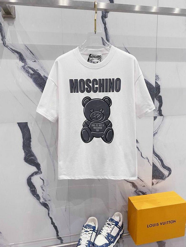 Premièrement : les T-shirts Moschino Femme offrent une élégance et un confort inégalés.