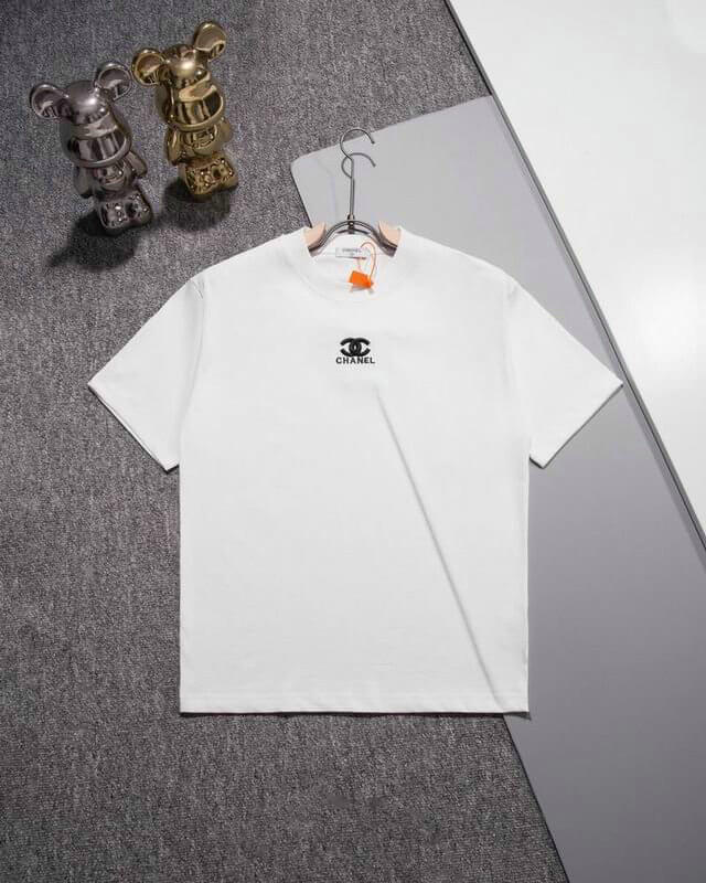 Premièrement : les T shirts Chanel Femme offrent une élégance et un confort inégalés.