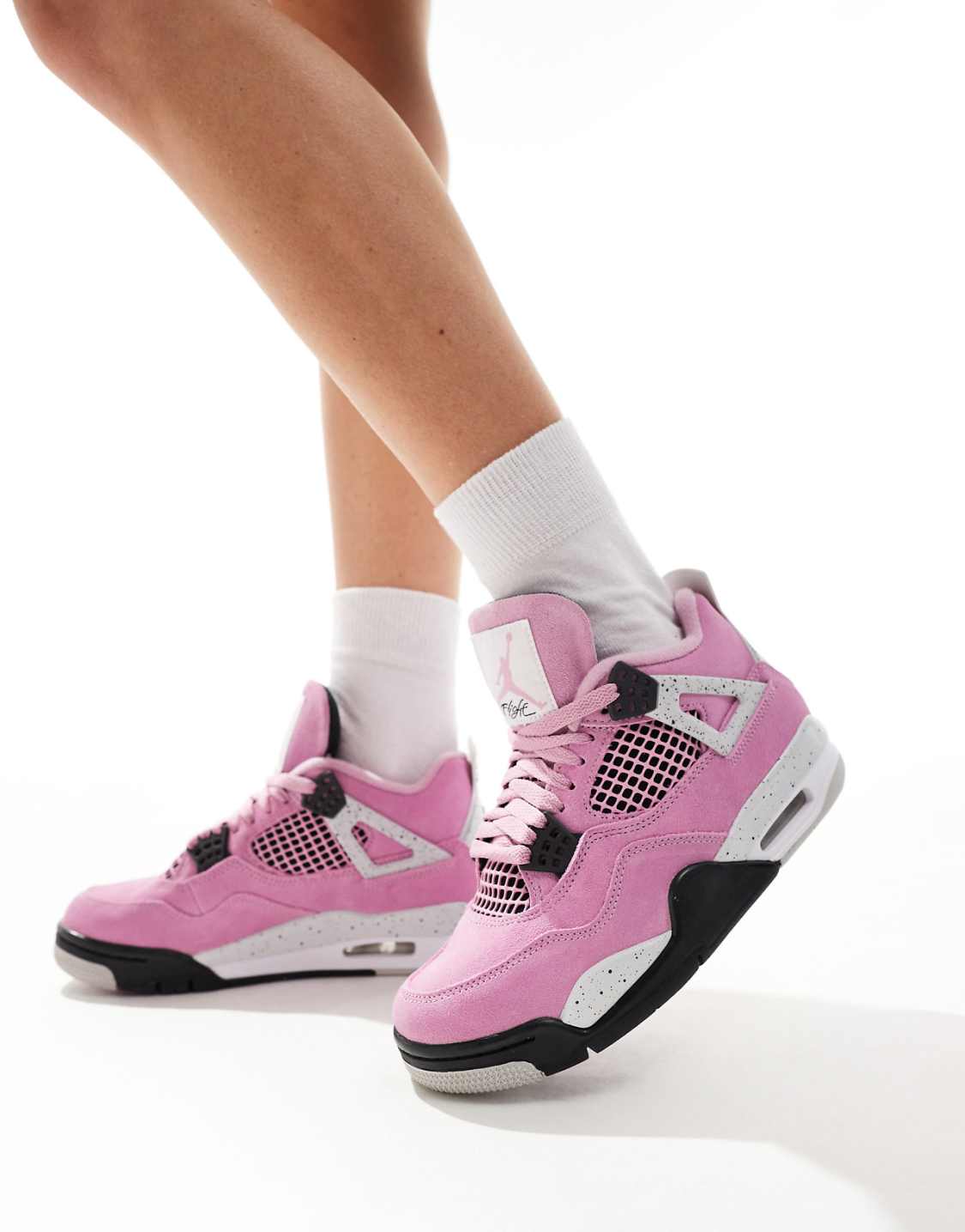 Premièrement : Les baskets Air Jordan 4 Femme se distinguent par leur design iconique et leur capacité à allier style et fonctionnalité