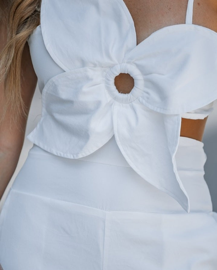 Premièrement : La Combinaison à motif Floral et poche creuse Femme incarne la douceur et le raffinement, parfaite pour un look à la fois décontracté et élégant.