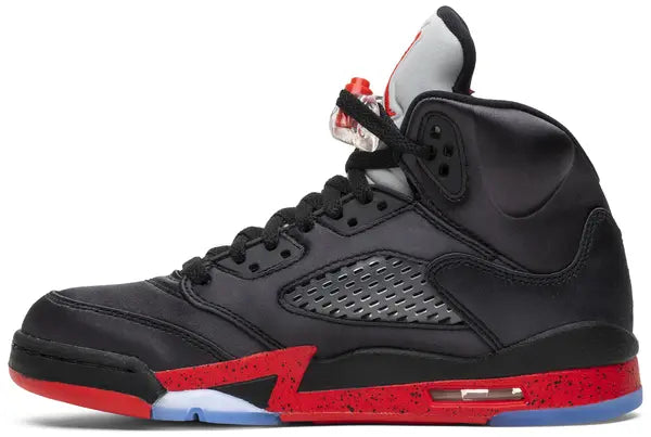 Premièrement, les baskets Air Jordan 5 Femme incarnent un mélange parfait de style audacieux et de performance exceptionnelle.