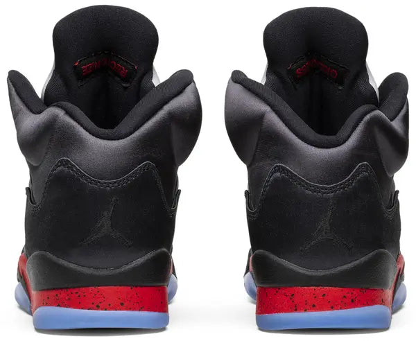 Premièrement, les baskets Air Jordan 5 Femme incarnent un mélange parfait de style audacieux et de performance exceptionnelle.