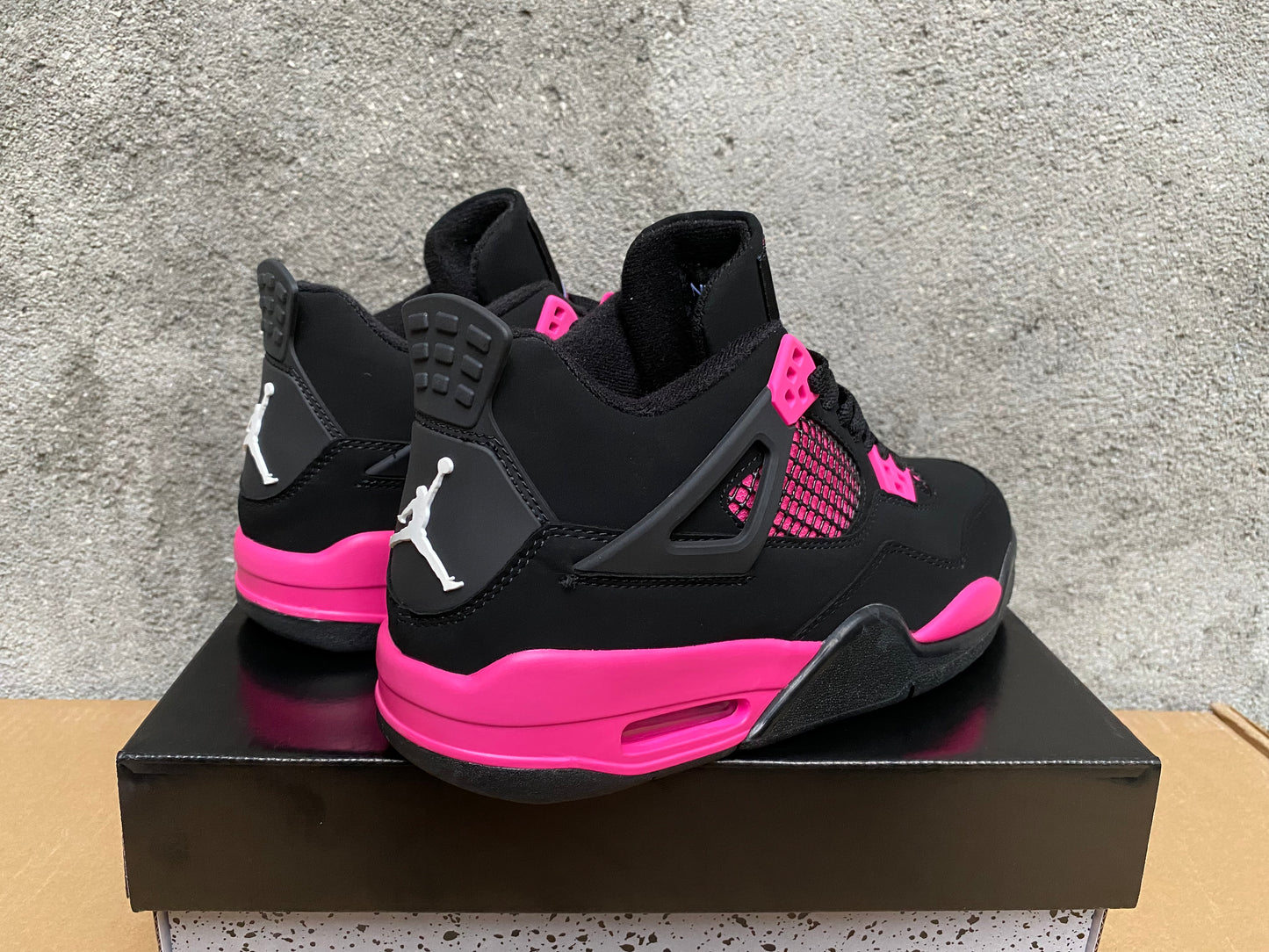 Premièrement : Les baskets Air Jordan 4 Femme se distinguent par leur design iconique et leur capacité à allier style et fonctionnalité