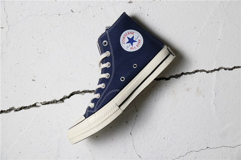 Premièrement : Les baskets Converse Femme se distinguent par leur design iconique et leur esthétique vintage.